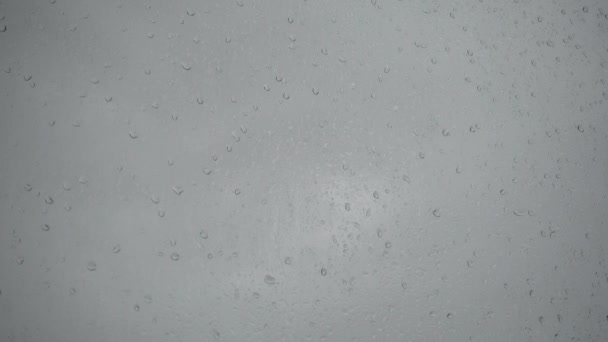 Chuva, gotas de água em uma janela no dia nublado . — Vídeo de Stock