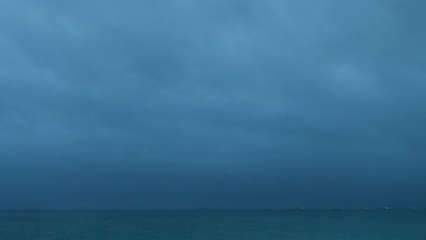 Временной промежуток. Дождевые облака над северным морем . — стоковое видео