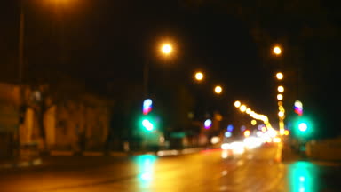 Timelapse. Gece şehir yol ışıkları. Otomobil ve trafik ışığı.