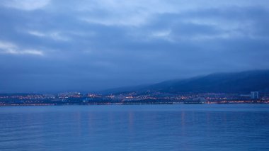 Kuzey şehir ve deniz üzerinde akşam gökyüzü.