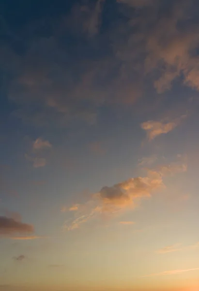 Majestoso céu, nuvens em tons suaves . — Fotografia de Stock