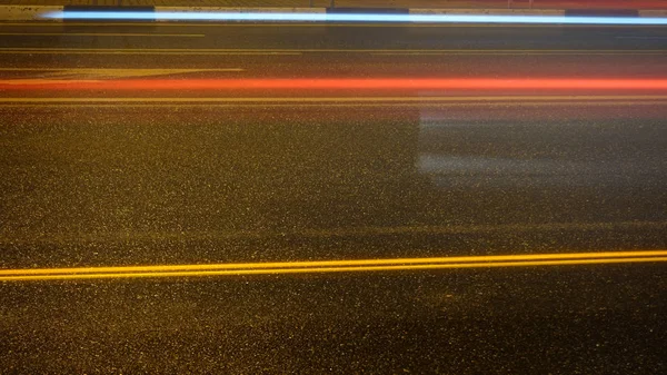 Огни ночной городской дороги. Ночная дорога крупный план . — стоковое фото