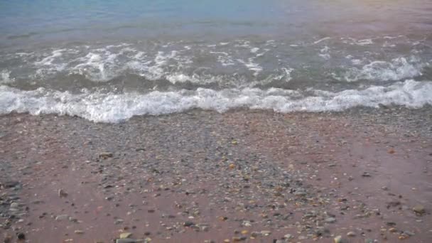 Wasserwellen am Strand, Zeitlupe. — Stockvideo