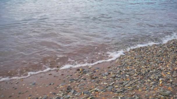 Lenteur des vagues d'eau sur la plage, fhd .