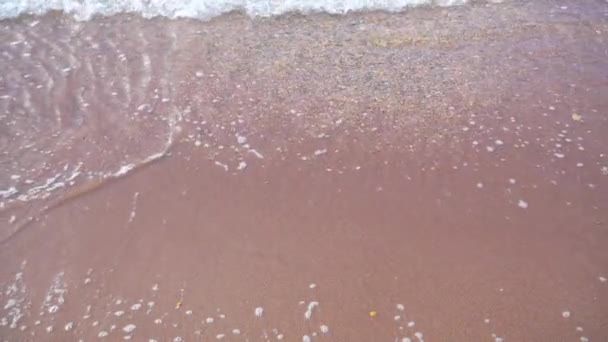 vagues d'eau au ralenti sur une plage de sable, fhd .