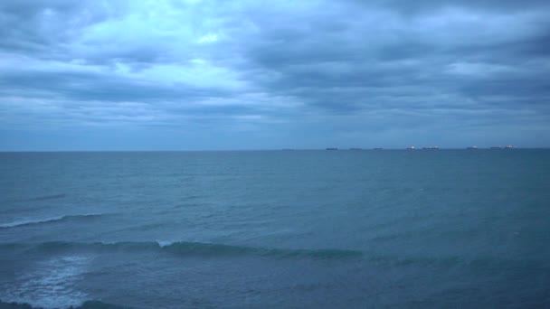 Mer du soir au ralenti, navires au loin, fhd . — Video