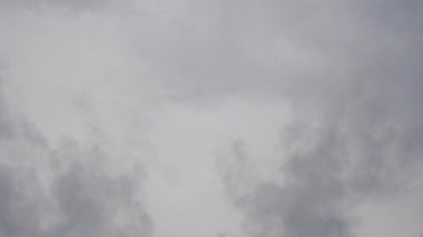 Gerçek zamanlı gri bulutlar uçan.