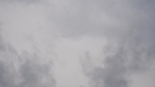 Nuages gris volant en temps réel .