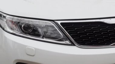 Kia otomatik ızgara ve logo yakın çekim.