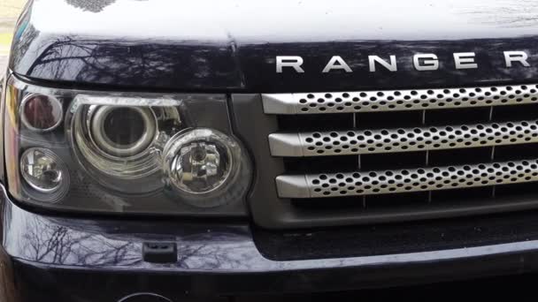 Neuer Land Rover Range Rover, Stoßstange und Kühlergrill mit Scheinwerfern. — Stockvideo