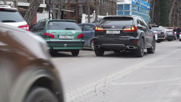 Европейская улица с автомобилями . — стоковое видео