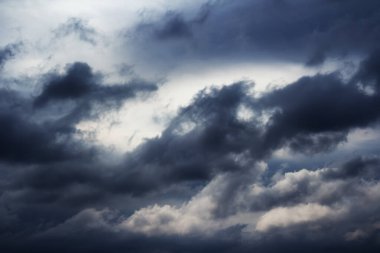 Hava bulutlu. Ufukta güzel gök gürültüsü bulutları.