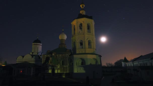 Oud Russisch klooster 's nachts, Kwalitatieve tijdsverloop, geen flikkering. — Stockvideo