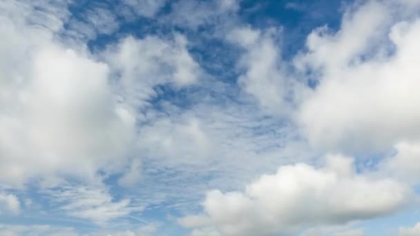 Kwalitatieve tijdsverloop, beweging van mooie witte wolken in de blauwe lucht. Geen flikkering, geen vogels.. — Stockvideo