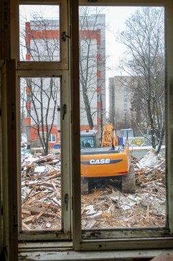 Rusya - Kasım 2016: Harap olmuş konutların yıkılması, komşu evin penceresinden manzara