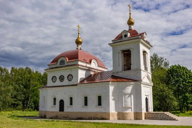 Vaftizci Yahya 'nın Doğumu Kilisesi 1809 taşra klasiği tarzında inşa edilmiştir. Ivanovskaya Köyü, Borovskiy Bölgesi, Kaluzhskiy bölgesi, Rusya - Haziran 2018