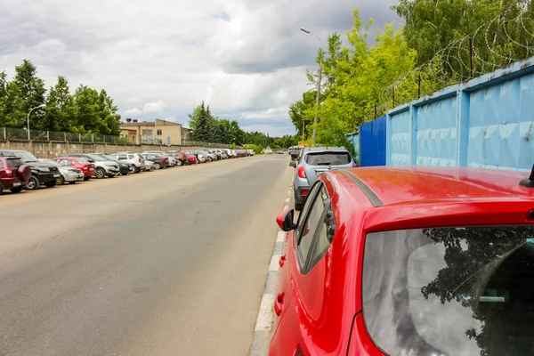 Rusia Juni 2018 Parkir Mobil Trotoar — Stok Foto