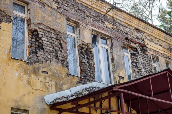 Разваливающийся Фасад Дома Падающие Кирпичи — стоковое фото