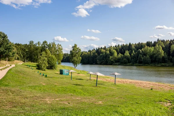 Resimli Bir Göletin Kıyısındaki Şehir Plajı Stradalovka Nehri Balabanovo Rusya — Stok fotoğraf