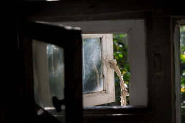 Ahşap bir evin penceresinde küçük açık pencere yaprağı