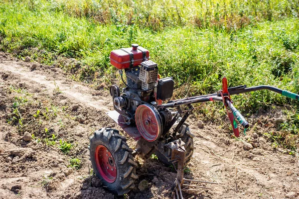 Echando Tierra Una Parcela Jardín Con Tractor Pie — Foto de Stock