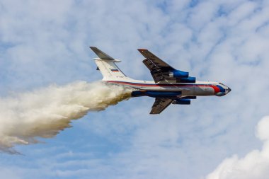 Obninsk, Rusya - Eylül 2019: Sivil Savunma tatbikatları. Bir Il-76MD uçağından çıkan yangını söndürmek