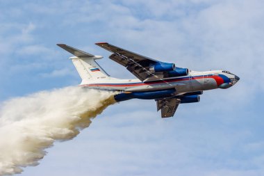 Obninsk, Rusya - Eylül 2019: Sivil Savunma tatbikatları. Bir Il-76MD uçağından çıkan yangını söndürmek