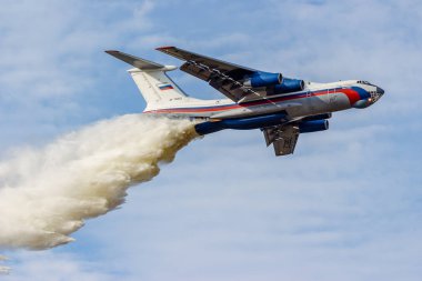 Obninsk, Rusya - Eylül 2019: Sivil Savunma tatbikatları. Bir Il-76MD uçağından çıkan yangını söndürmek