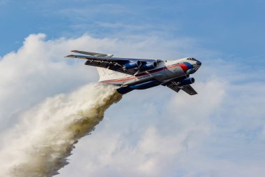 Obninsk, Rusya - Eylül 2019: Sivil Savunma tatbikatları. Bir Il-76MD uçağından çıkan yangını söndürmek