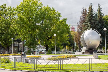 Obninsk, Rusya - Ağustos 2019: Obninsk şehrinde nükleer enerjinin öncüleri için bir anıt