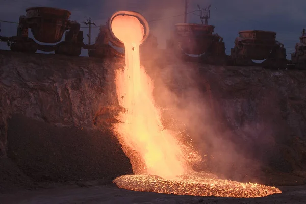高炉冶金渣的排放 美丽的热矿渣流 — 图库照片