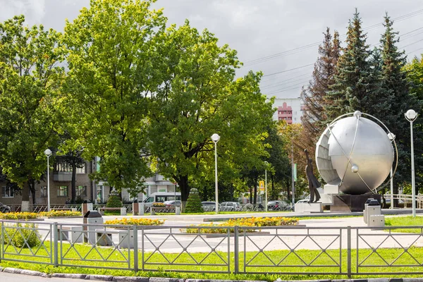 オビンスク ロシア 8月2019 オビンスク市内の原子力エネルギーの先駆者への記念碑を持つ広場 — ストック写真