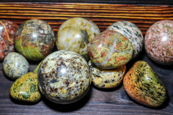 Colección Piedras Procesadas Diferentes Colores Magmatites Sobre Fondo Madera — Foto de Stock