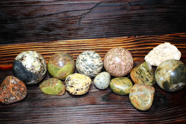 Ahşap Bir Arka Planda Farklı Renklerde Işlenmiş Taşlar Magmatitler Koleksiyonu — Stok fotoğraf