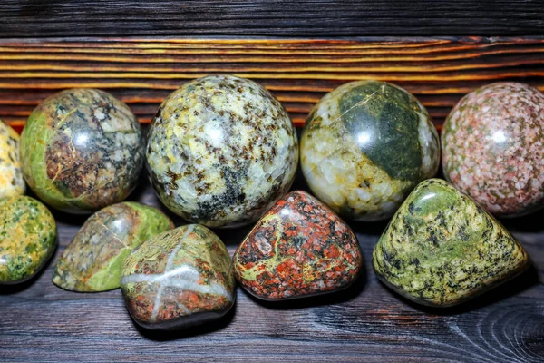 Colección Piedras Procesadas Diferentes Colores Magmatites Sobre Fondo Madera — Foto de Stock
