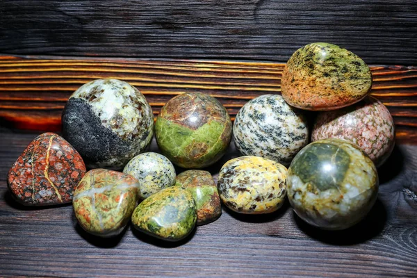 Коллекция Обработанных Камней Разных Цветов Магматитов Деревянном Фоне — стоковое фото