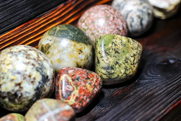 Colección Piedras Procesadas Diferentes Colores Magmatites Sobre Fondo Madera — Foto de Stock