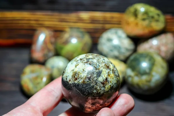 Μπάλα Από Πέτρα Στο Χέρι Πυριγενή Πέτρα — Φωτογραφία Αρχείου