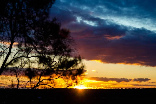 Όμορφο Ηλιοβασίλεμα Σύννεφα Κεραυνού Στο Παρασκήνιο — Φωτογραφία Αρχείου