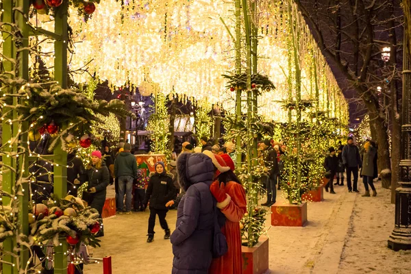 俄罗斯莫斯科 2020年1月 莫斯科特沃斯基大道明亮的新年和圣诞装饰 晚上时间 — 图库照片