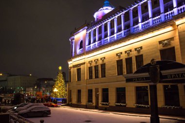 Moskova, Rusya - Ocak 2020: Moskova 'da Yeni Arbat Caddesi' ndeki Prag restoranının mimari anıtı, akşam aydınlanması