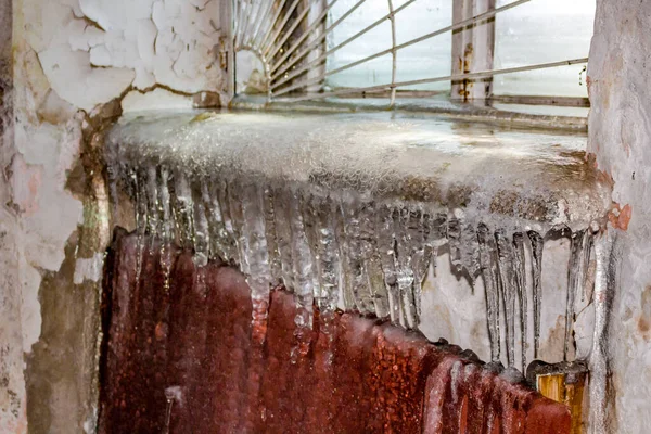 Ijspegels Vensterbanken Een Verlaten Gebouw Ernstig Glazuur Bevriezing Van Kamer — Stockfoto