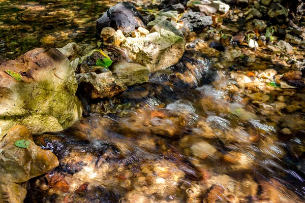 Бегущая Вода Над Камнями Ручье — стоковое фото