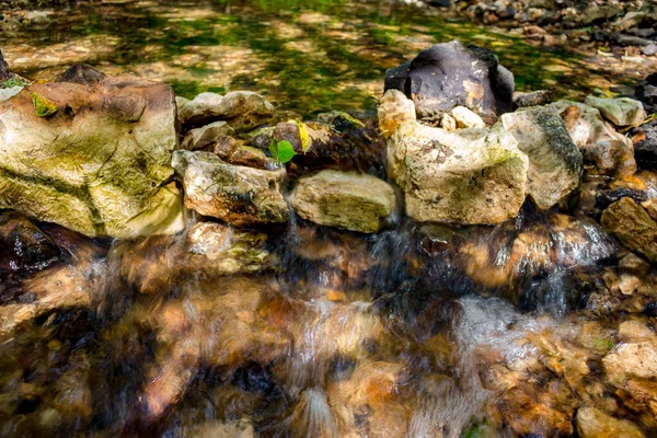 Una Pequeña Cascada Arroyo Iluminado Por Los Rayos Del Sol —  Fotos de Stock