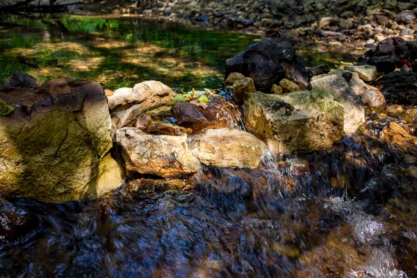 Una Piccola Cascata Ruscello Illuminato Dai Raggi Del Sole — Foto Stock