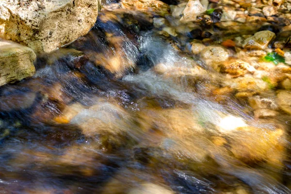 Βροχερό Ρυάκι Νερού Ένα Βραχώδες Μικρό Ποτάμι — Φωτογραφία Αρχείου