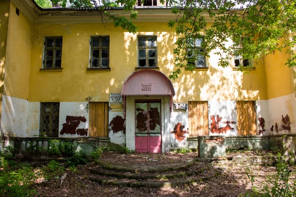 Obninsk Russia July 2019 Yellow Facade Abandoned Building Sunny Day — 스톡 사진