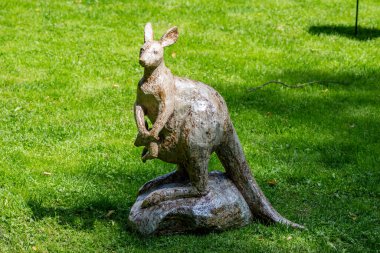 Obninsk, Rusya - Temmuz 2019 Belkino arazisinin parkında seramik ürünlerin sergilenmesi. Avustralyalı bir kangurunun heykeli