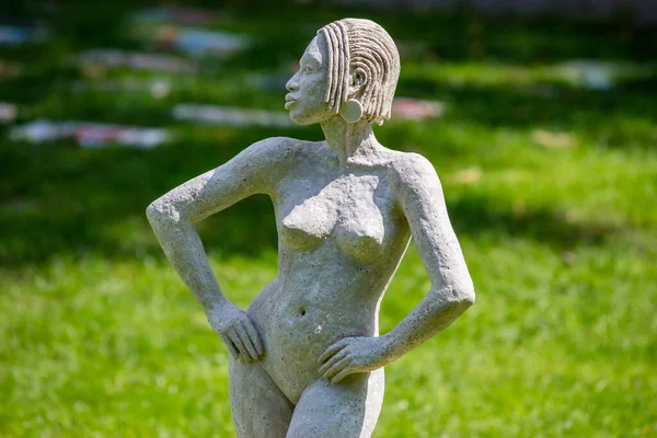 ロシアのObninsk 7月2019 不動産Belkinoの公園でのセラミック製品の展示 アフリカ人女性の彫刻 — ストック写真