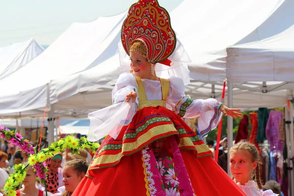 俄罗斯奥布宁斯克 2019年7月 一个身着俄罗斯民族服装的女孩的童话角色 市建日举行嘉年华会 — 图库照片